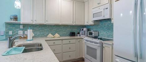 Kylskåp, mikrovågsugn, ugn och spishäll