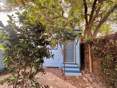 Charming Studio Cabin under Oak tree 2 mins walk to Magazine quiet neighborhood,