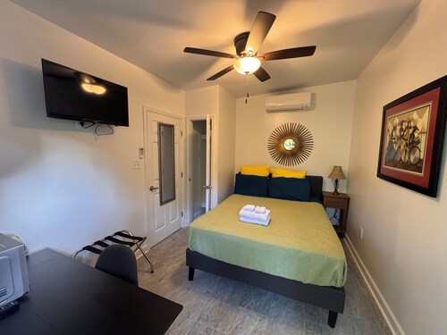Charming Studio Cabin under Oak tree 2 mins walk to Magazine quiet neighborhood,