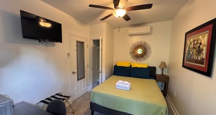 Charming Studio Cabin under Oak tree 2 mins walk to Magazine quiet neighborhood,