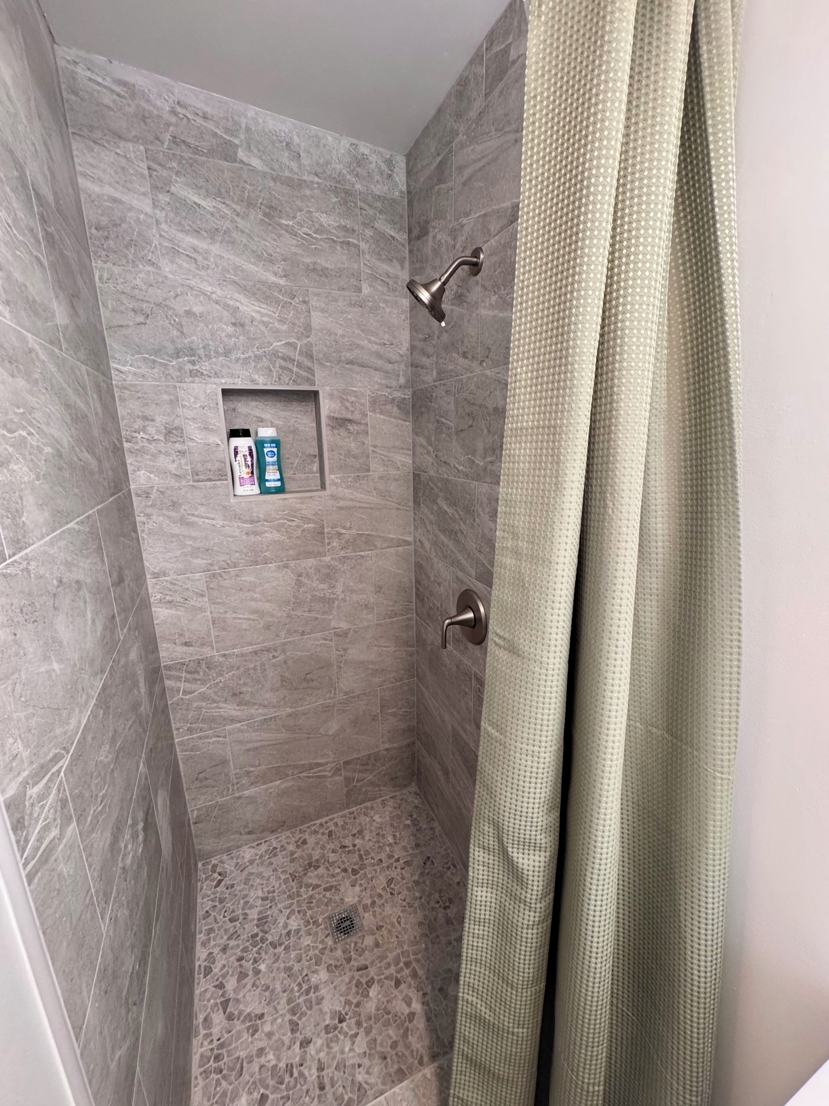 Haartrockner, Handtücher, Seife, Shampoo
