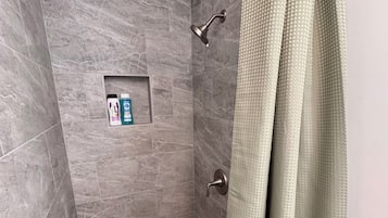 Haartrockner, Handtücher, Seife, Shampoo
