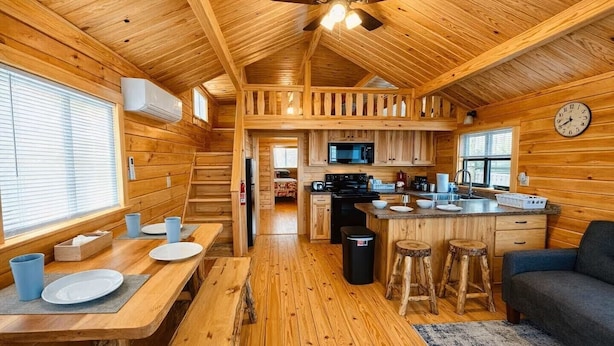 L’intérieur d’une cabane comprend une cuisine, un coin repas et un salon.