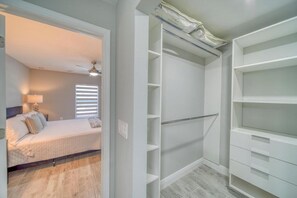 3 habitaciones, tabla de planchar con plancha, wifi y ropa de cama