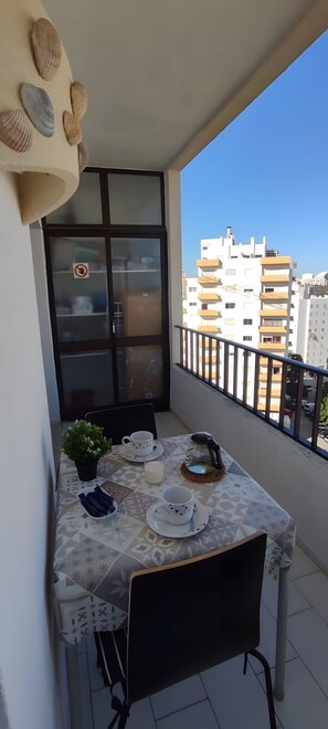 Outdoor dining - Apartment 'T2 Edificio Cruzeiro' with Private Pool, Wi-Fi and Air Conditioning (Portimão)
