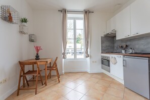 Fridge, oven, coffee/tea maker, cookware/dishes/utensils - Le Saint-Caprais - Studio à 30min d'Orly (Saint-Vrain)