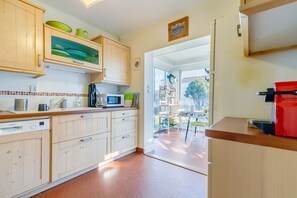 ثلاجة، ميكروويف، فرن، غسالة أطباق