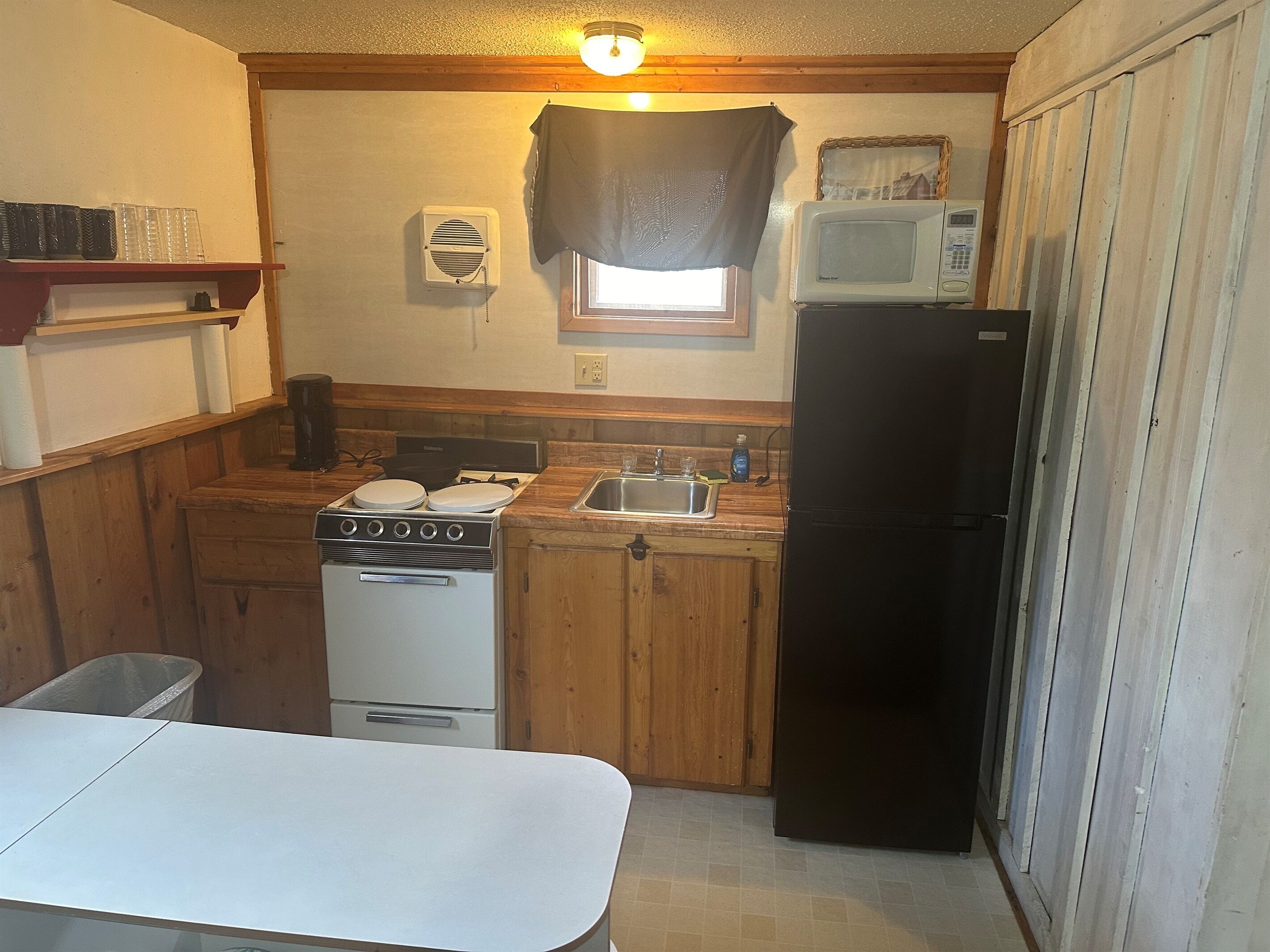 Mikrowelle, Herdplatte, Wasserkocher mit Kaffee-/Teezubehör, Toaster