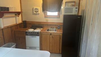 Mikrowelle, Herdplatte, Wasserkocher mit Kaffee-/Teezubehör, Toaster