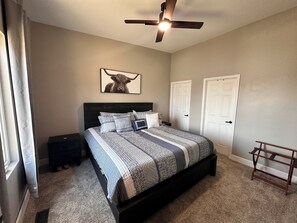 3 bedrooms, WiFi, bed sheets - Hunter's Heaven overlooking private lake on 30 acres. (Kinmundy)