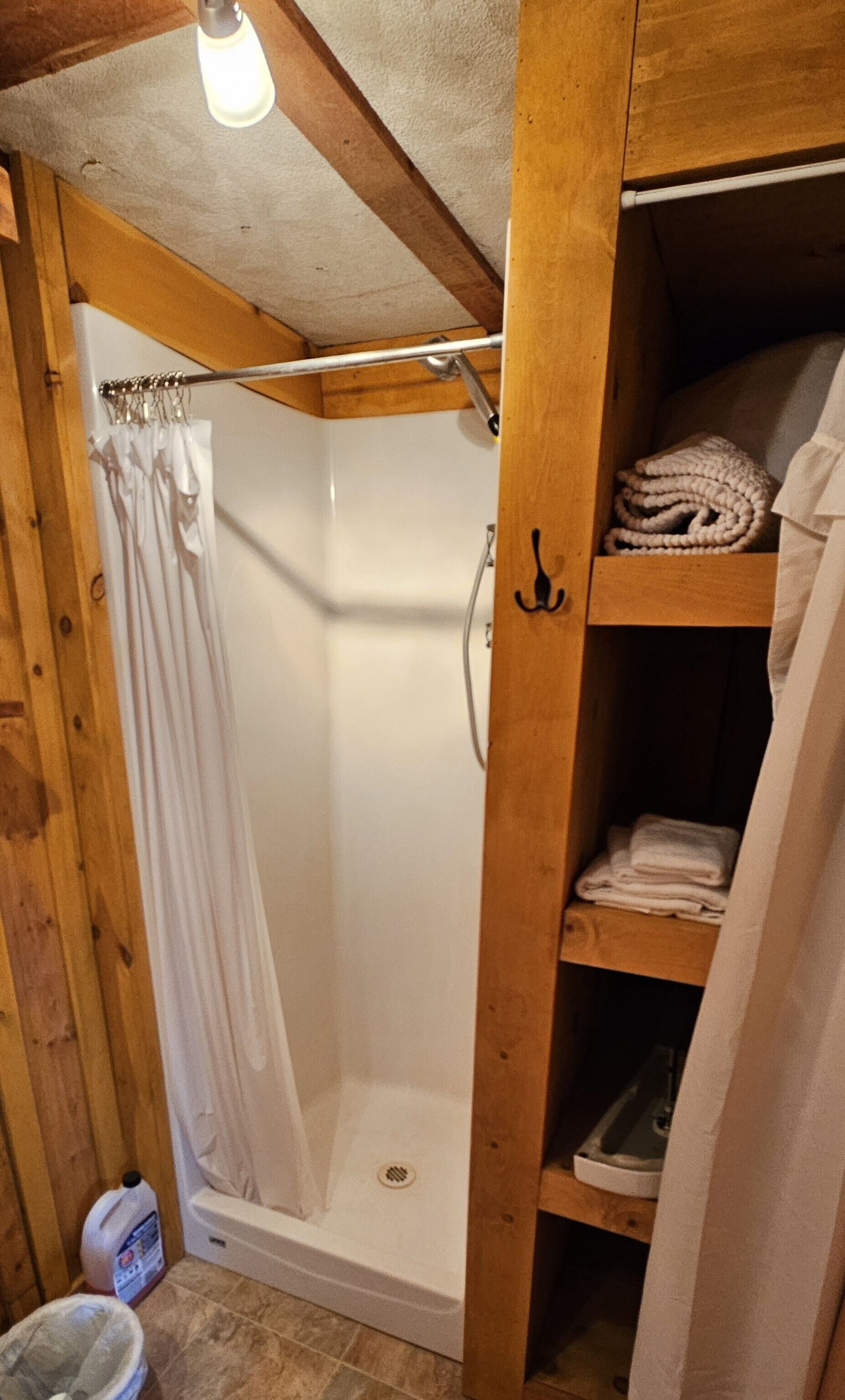 Een douche, handdoeken