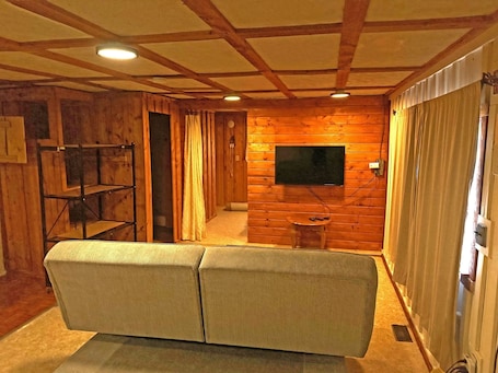 Smart TV. Crooked Creek Cabin #2 Close to the Water - 1 Bedroom