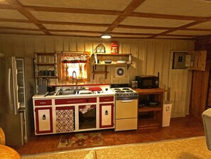 Mikrobølgeovn, kokeplater, kaffetrakter/tekoker og brødrister