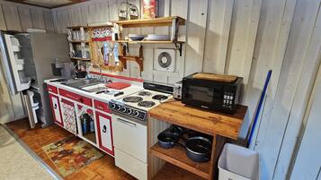 Mikrowelle, Herdplatte, Wasserkocher mit Kaffee-/Teezubehör, Toaster