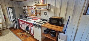 Micro-ondas, cooktop, cafeteira/chaleira, torradeira