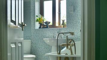 A bathroom with a toilet, sink, and bathtub.