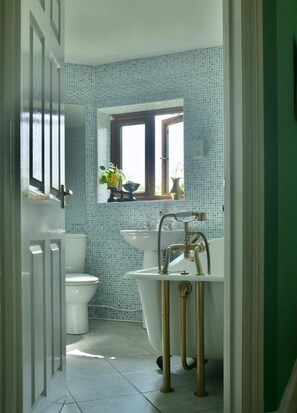 Un baño con inodoro, lavamanos y bañera.