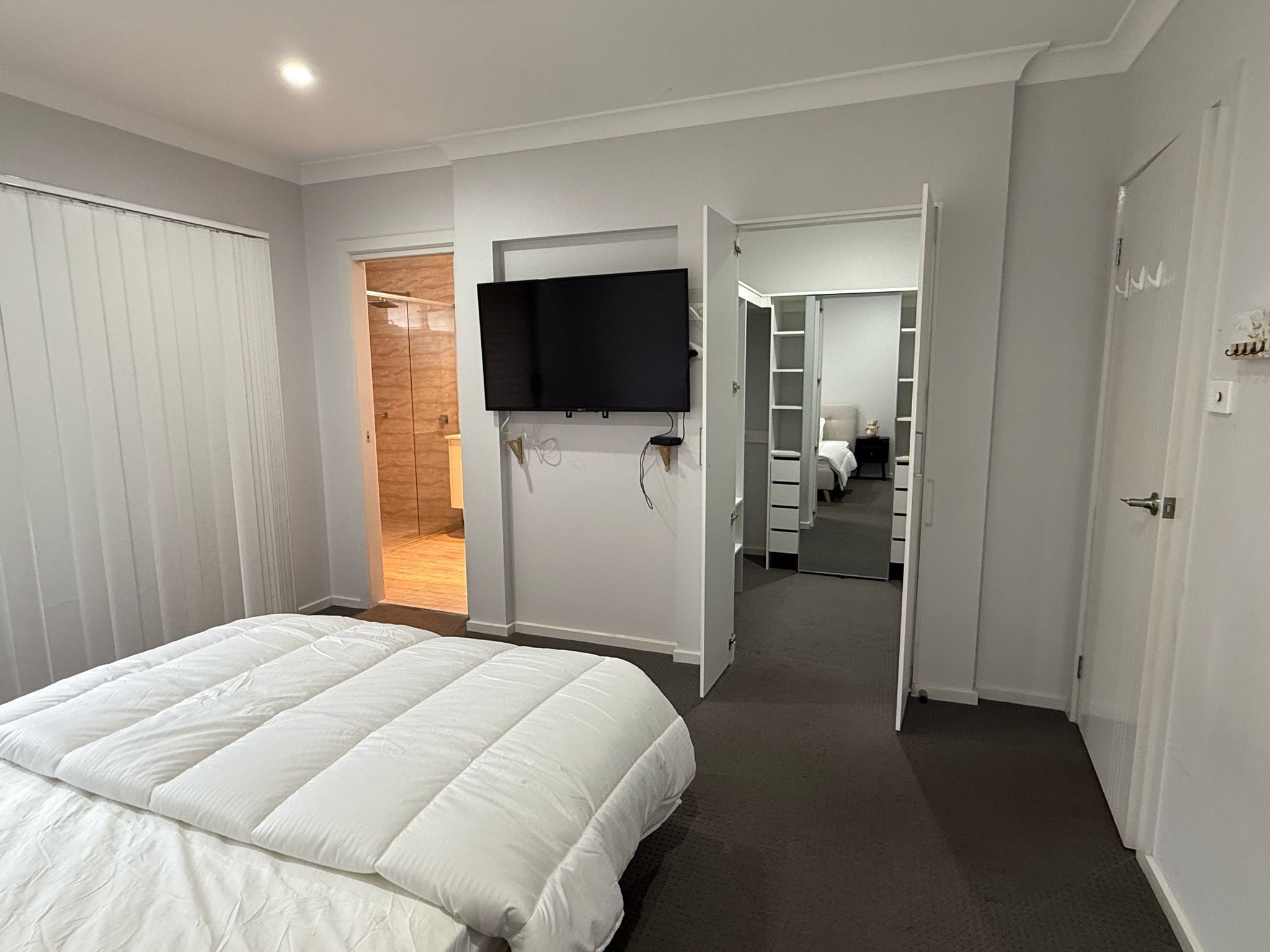 4 habitaciones, tabla de planchar con plancha, wifi y ropa de cama 