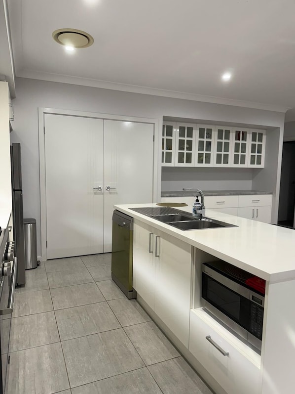 Mikrowelle, Ofen, Herdplatte, Geschirrspüler