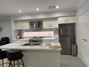 Microwave, oven, stovetop, dishwasher - Modern Luxury with Nature (Spring Farm)
