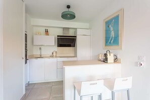Fridge, oven, cookware/dishes/utensils