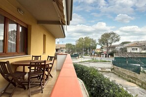 Outdoor dining - M422 - Marcelli, three-room apartment with terrace 100m from the sea (Marceli)
