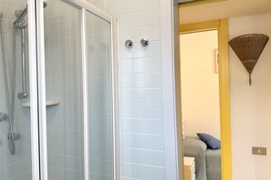 Een douche, een bidet, handdoeken