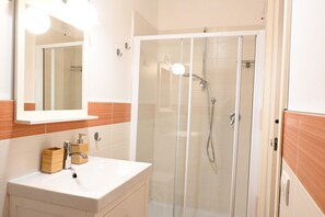 Dusche, Bidet, Handtücher