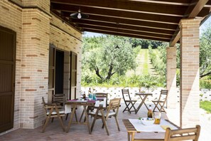 Outdoor dining - Villa Aurora - Osimo, new villa with swimming pool (Osimo)