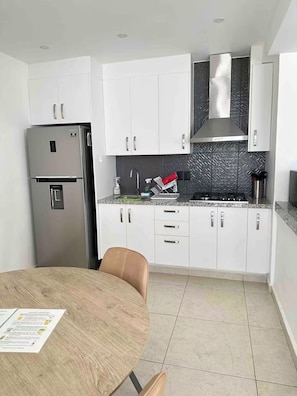 Kühlschrank, Mikrowelle, Wasserkocher mit Kaffee-/Teezubehör