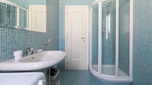 Douche, sèche-cheveux, bidet, serviettes fournies