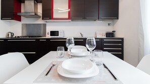 Refrigerador, microondas, placa de cocina, lavavajillas