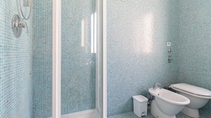 Bruser, hårtørrer, bidet, håndklæder
