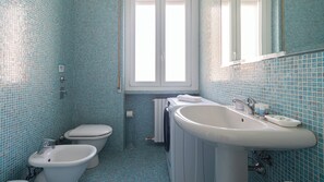 Dutxa, assecador de cabells, bidet i tovalloles 