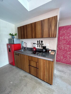 Frigorifero, microonde, piano cottura, macchina per tè/caffè