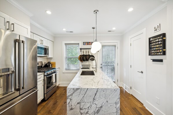 Frigorifero, microonde, forno, piano cottura