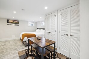 3 camere, una scrivania, ferro/asse da stiro, culla da viaggio