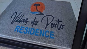 A reception area with a reception desk, a wooden wall, and a sign that reads "Villes do Porto RESIDENCE". - Flat no centro de Porto de Galinhas  (Ipojuca)
