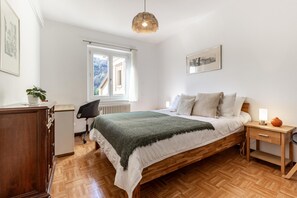 1 slaapkamer, een strijkplank/strijkijzer, gratis wifi, beddengoed