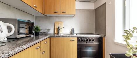 Kühlschrank, Ofen, Herdplatte, Wasserkocher mit Kaffee-/Teezubehör