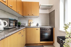 Kjøleskap, ovn, kokeplater og kaffetrakter/tekoker