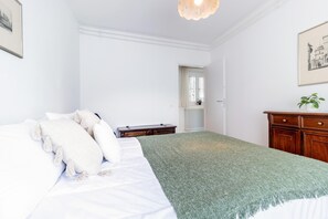 1 slaapkamer, een strijkplank/strijkijzer, gratis wifi, beddengoed