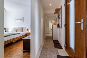 1 slaapkamer, een strijkplank/strijkijzer, gratis wifi, beddengoed