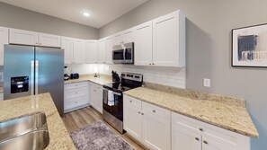 Geladeira, micro-ondas, fogão, cooktop