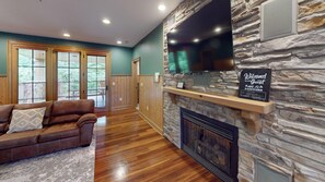 Téléviseur, table de baby-foot, table de ping-pong