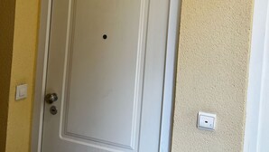 A white door with a number '4' above it and a sign above the door that reads 'PRIMERO'. - Playasol in Denia With 3 Bedrooms and 2 Bathrooms (Denia)