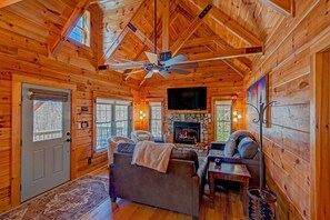 Fernseher, Kamin, DVD-Player, Tischtennisplatte