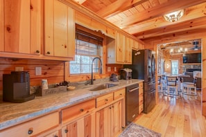 Fridge, microwave, oven, stovetop - Squirrel's Leap: Walk to Sugar Mtn slopes & golf, hot tub and outdoor fireplace (Sugar Mountain)