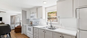 Newly renovated lakehouse sleeps 7 with boathouse, fenced yard and kayaks
