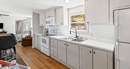 Newly renovated lakehouse sleeps 7 with boathouse, fenced yard and kayaks